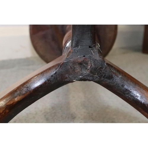 470 - An early 18th century walnut candle stand, on turned column and tripod splay support, 11