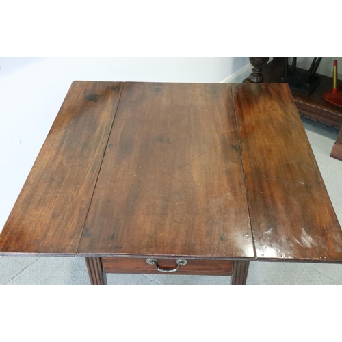 490 - An 18th century mahogany Pembroke table, on reeded square taper supports, 36