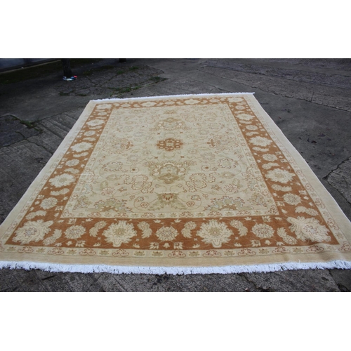 571 - An English design Ziegler Mahal rug with floral and scrolled designs in varying shades of natural, 1... 