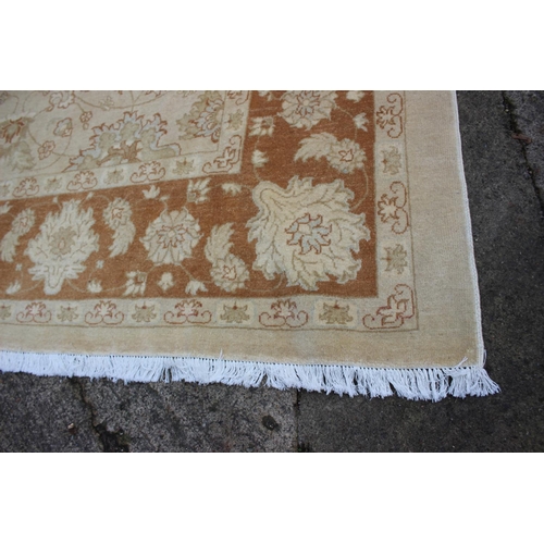 571 - An English design Ziegler Mahal rug with floral and scrolled designs in varying shades of natural, 1... 