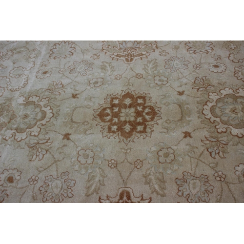 571 - An English design Ziegler Mahal rug with floral and scrolled designs in varying shades of natural, 1... 