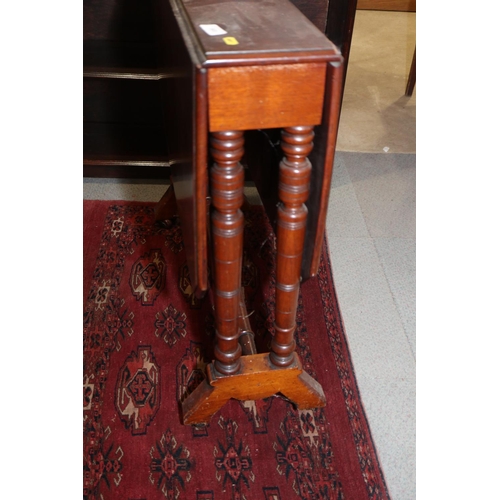 503 - An Edwardian mahogany Sutherland tea table, on turned supports, 29 1/2