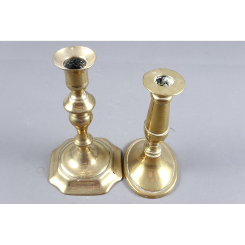 117 - A pair of late Georgian brass candlesticks, on circular bases, 7