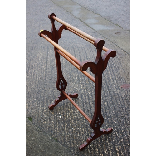 507 - A 19th century walnut towel rail with pierced end splay supports, 22