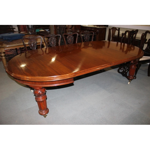 530 - A late Victorian mahogany extending dining table with two extra leaves, on turned and carved castore... 