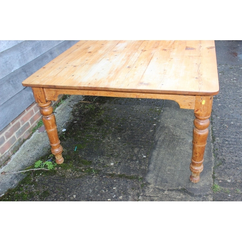 605 - A 19th century waxed pine dining table, on turned support, 46