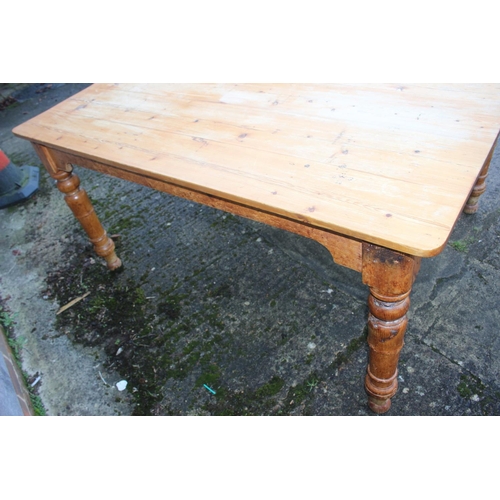 605 - A 19th century waxed pine dining table, on turned support, 46