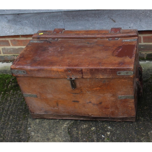 642 - An early 20th century heavy leather travel trunk, 27