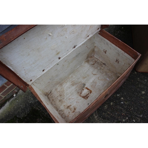 642 - An early 20th century heavy leather travel trunk, 27