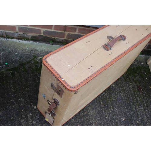 643 - A 1960s Hepco suit case carrier