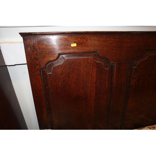 511 - At mid 18th century oak settle with ogee arch top panelled back and loose seat cushion, on cabriole ... 