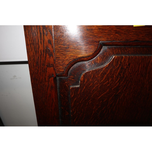 511 - At mid 18th century oak settle with ogee arch top panelled back and loose seat cushion, on cabriole ... 