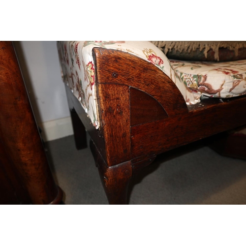 511 - At mid 18th century oak settle with ogee arch top panelled back and loose seat cushion, on cabriole ... 