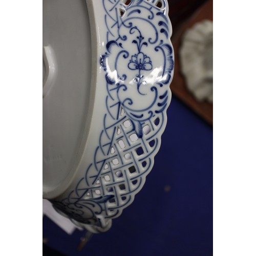 40 - A continental blue and white onion pattern rectangular shaped platter, 14 3/4