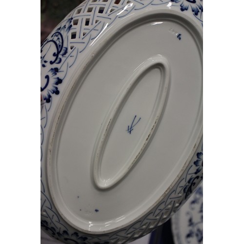 40 - A continental blue and white onion pattern rectangular shaped platter, 14 3/4