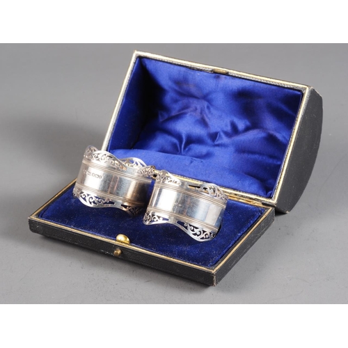 367 - A pair of silver napkin rings with waved edge and pierced borders, in fitted case, 1.6oz troy approx