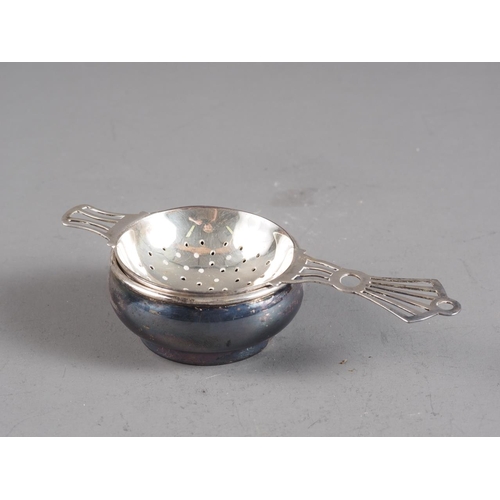 368 - A silver tea strainer and stand, in fitted case, 1.7oz troy approx