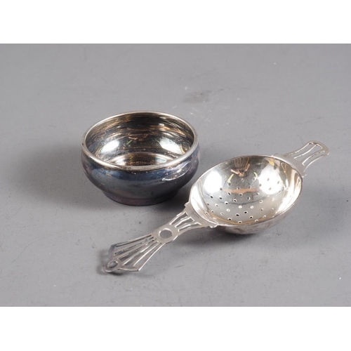 368 - A silver tea strainer and stand, in fitted case, 1.7oz troy approx