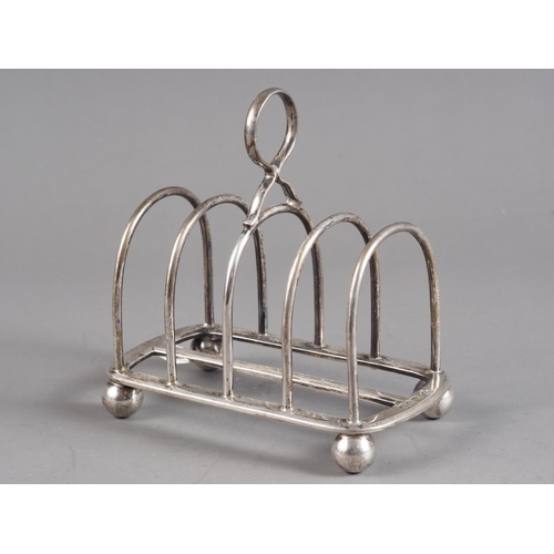 370 - A silver four-division toast rack, 5.5oz troy approx