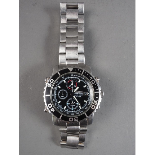 425 - A Seiko stainless steel Chronograph bracelet watch with black enamel dial and date aperture at three... 