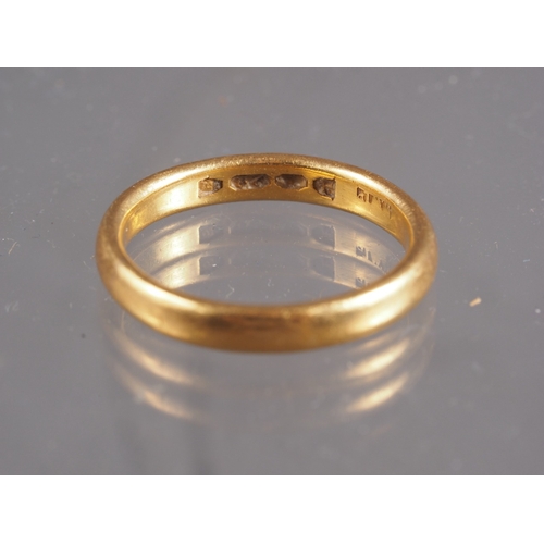 416 - A 22ct gold wedding band, 5.3g