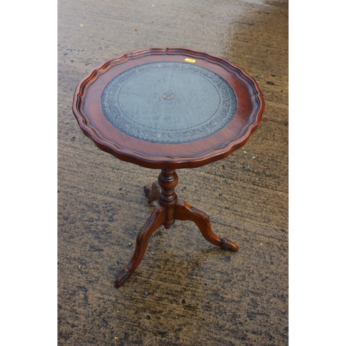 656 - A nest of three mahogany leather top x-frame occasional tables, largest 22