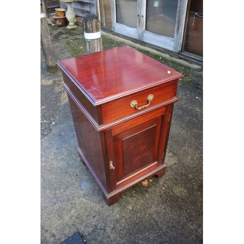 539 - An Edwardian mahogany bedside cabinet, fitted single drawer over single cupboard, on bracket feet, 1... 