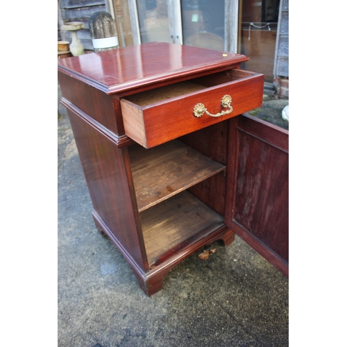 539 - An Edwardian mahogany bedside cabinet, fitted single drawer over single cupboard, on bracket feet, 1... 