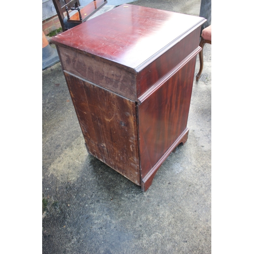 539 - An Edwardian mahogany bedside cabinet, fitted single drawer over single cupboard, on bracket feet, 1... 