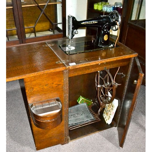 481 - Singer Sewing Machine in Collapsible Table