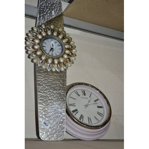 962 - WallClock x 2