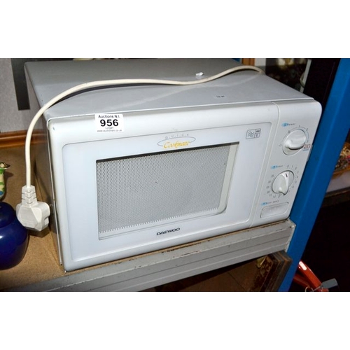 956 - Daewoo 800w Microwave