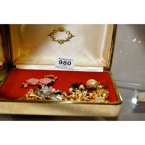 980 - Jewellery Box With Brooches