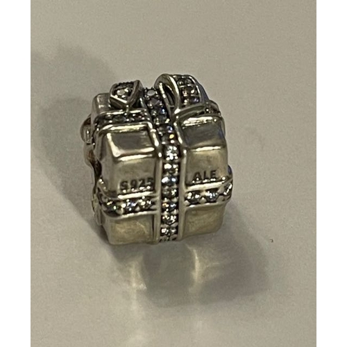 4167 - Pandora Beaded Present Charm