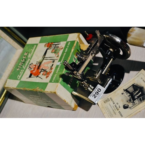 290 - Singer No20 Childs Vintage Sewing Machine in Original Box