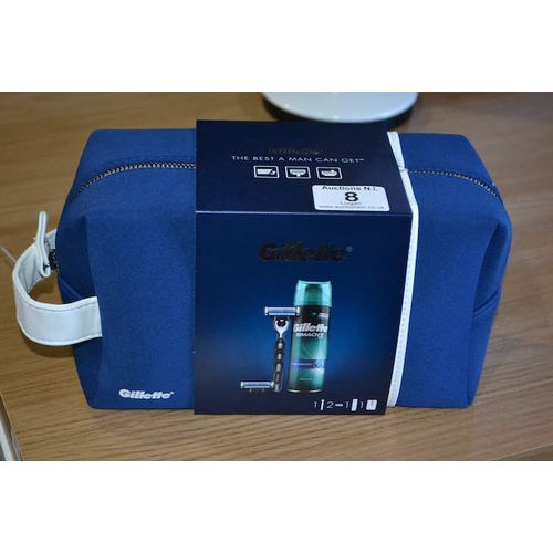 8 - Gillette 3pc Raxor Gift Bag Set