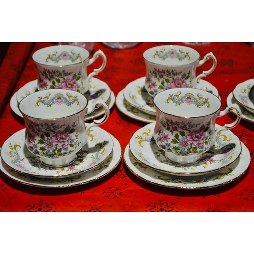 297 - Royal Standard 19 Pc Teaset