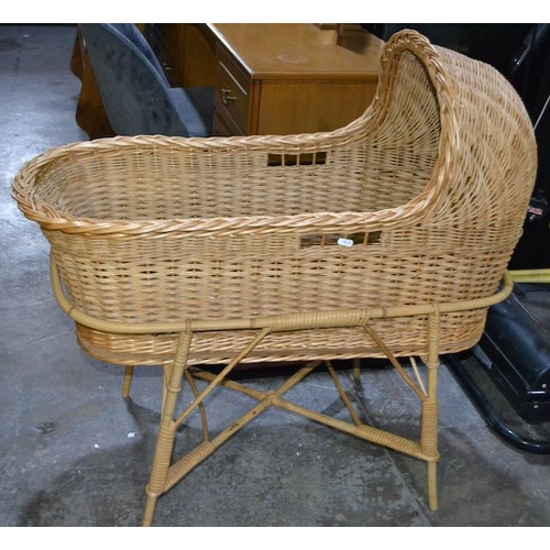 476 - Moses Basket & Stand