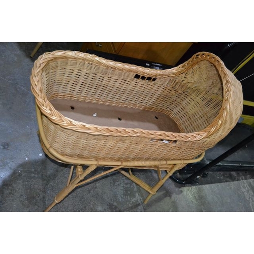 476 - Moses Basket & Stand