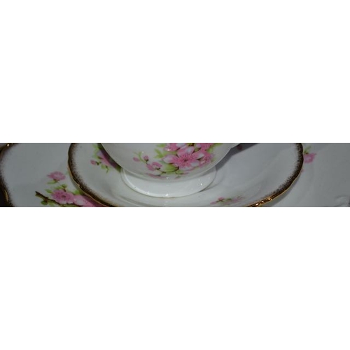 520 - Islington China 18pc Teaset