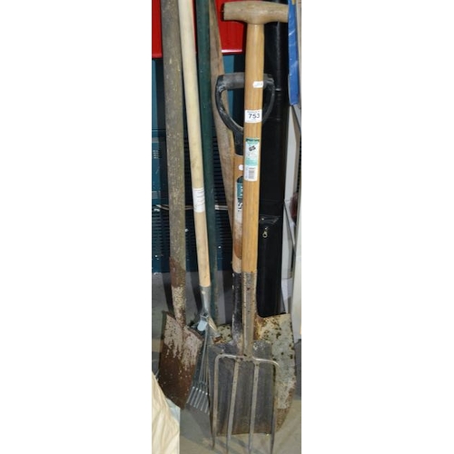 753 - 6 x Garden Tools