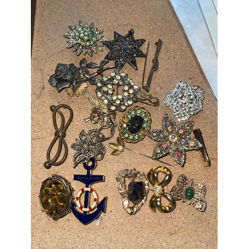 739 - Box Of Approx 20 Broaches Etc