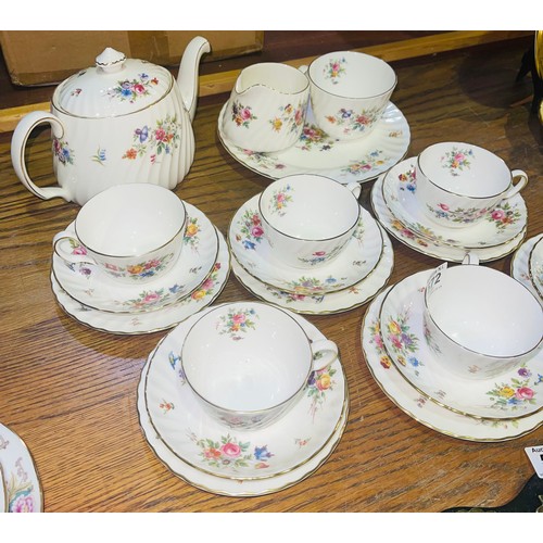 572 - Minton Marlow 22 Piece Teaset