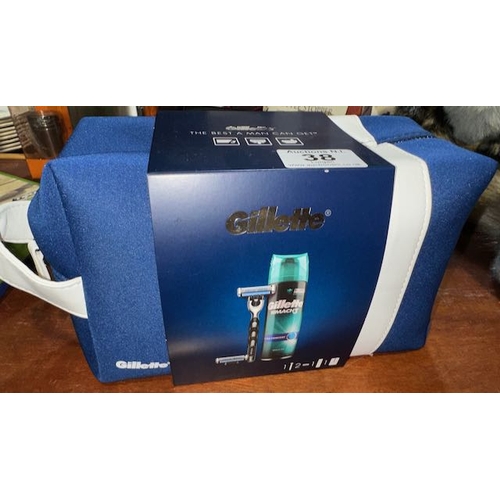 38 - Gillette Mach 3 Wash Bag Set