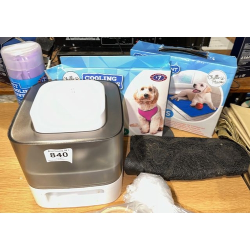 840 - Pet Lots Incl Cooling Mats, Feeder Etc