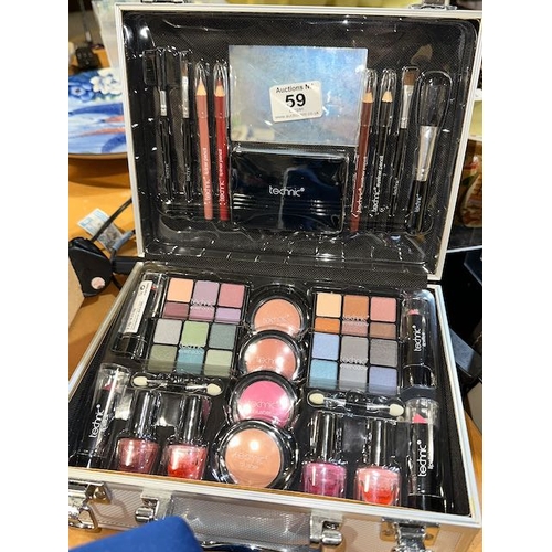 59 - Technic Makeup Set In Carry Case