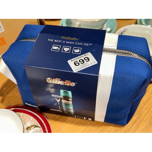 699 - Gillette wash Bag Gift Set