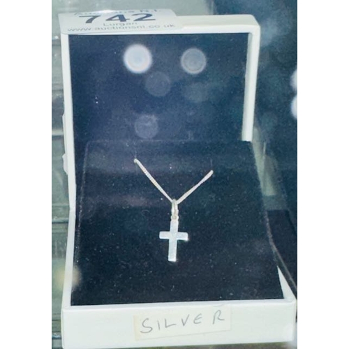 742 - Silver Cross Pendant Necklace