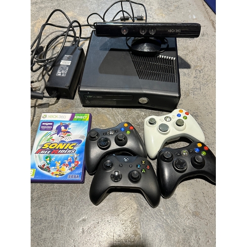 93A - XBox 360 with Kinect + 4 Controllers + Game