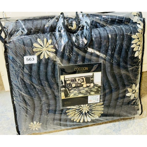 562A - Cocoon Black & Gold Opulence Throw - 200x150cm RRP £50